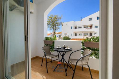 Modern 2-Bed Apartment, Pool, Central Albufeira