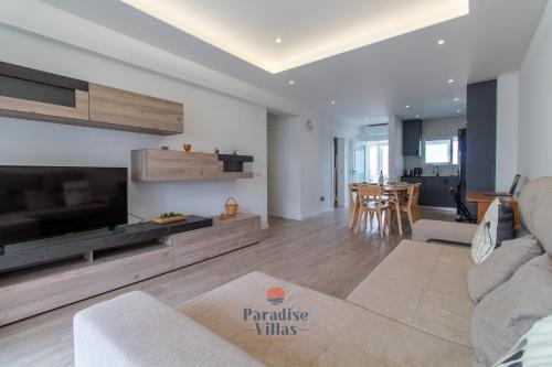 Modern 2-Bed Apartment, Pool, Central Albufeira