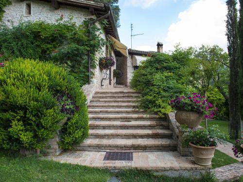 a set of stairs leading up to a house with flowers at Casa Dei Lecci in Foligno