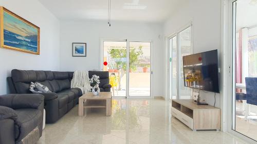 Grand Villa Blue Horizon in Los Cristianos, Ocean-Facing, Private Garden and Parking, 5 BR