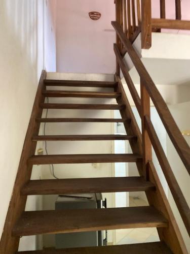 una scala in una casa con ringhiere di legno di Chez Mathilde a Cap Skirring
