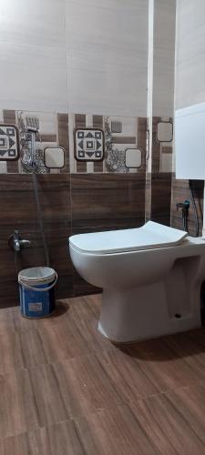 a bathroom with a tub and a toilet in a room at Lucky Homes in Srīvardhan