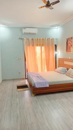 a bedroom with a bed and a ceiling fan at LEYLA house Résidence haut Standing in Bamako