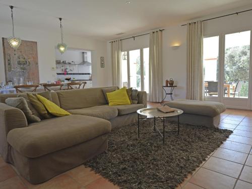 sala de estar con sofá y mesa en Luxurious Villa in Escales with Pool en Escales