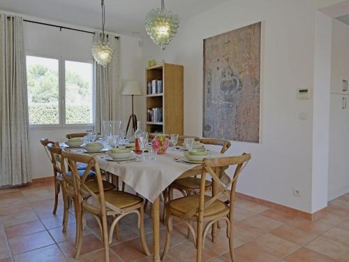 comedor con mesa y sillas en Luxurious Villa in Escales with Pool en Escales