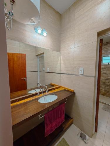 a bathroom with a sink and a mirror at ParaisolaRinconada in La Porteña