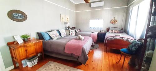a living room with a couch and a bed at Die Pophuis in Aberdeen