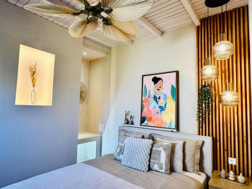 ein Schlafzimmer mit Bett und Deckenventilator in der Unterkunft maison jamouri in Kríni