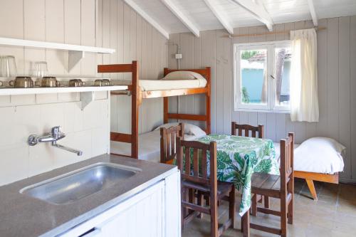 a kitchen with a sink and a bunk bed at Bungalow Caravan in Villa Gesell