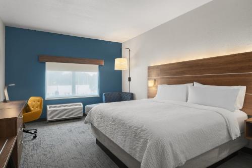 a hotel room with a bed and a window at Holiday Inn Express Melbourne West by IHG in Melbourne