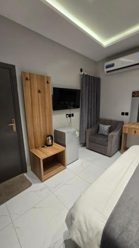 a living room with a bed and a couch at شقق الدار in Jeddah
