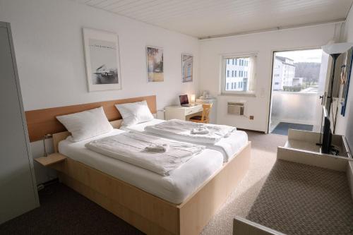 a bedroom with a large bed and a window at Hotel Spilburg in Wetzlar