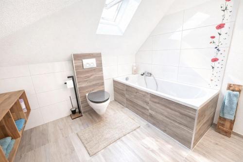 a bathroom with a bath tub and a toilet at Ferienwohnung AyNa 4, direkt an der Schweizer Grenze in Bad Säckingen