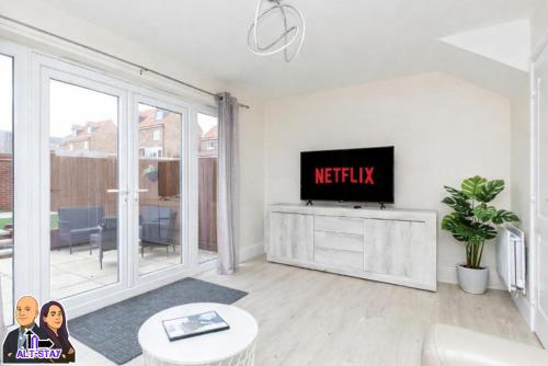 a living room with a tv and a couch at Kirkstall by Alt-Stay Contractor Accommodation - 4 Bed Contractor Home With Parking, Wi-Fi & Full Kitchen - Ideal For Long stays in Wakefield