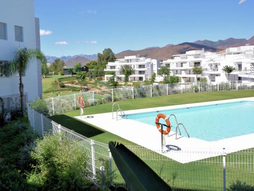 een uitzicht op een zwembad in een appartement bij Belvilla by OYO Miraval in Sitio de Calahonda