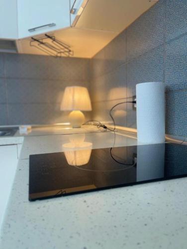 een glazen toonbank met een lamp en een laptop erop bij Roy Apartments in Durrës