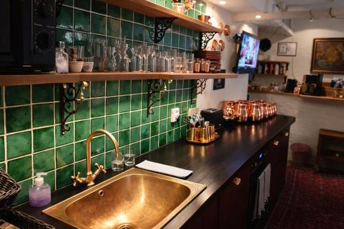 Кухня или мини-кухня в Hotel Tre Små Rum
