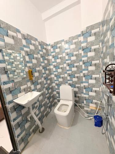 a bathroom with a toilet and a sink at Shree Rameshth Homestay in Ayodhya