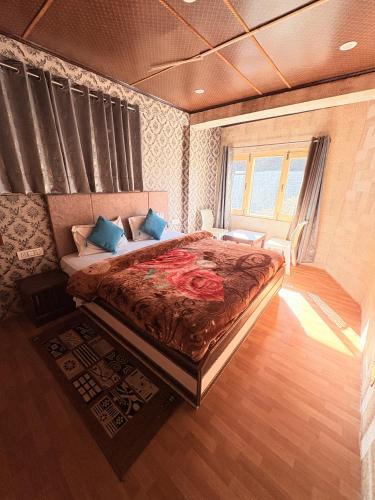 a bedroom with a large bed in a room at Nature Nook's Kufri in Kūfrī