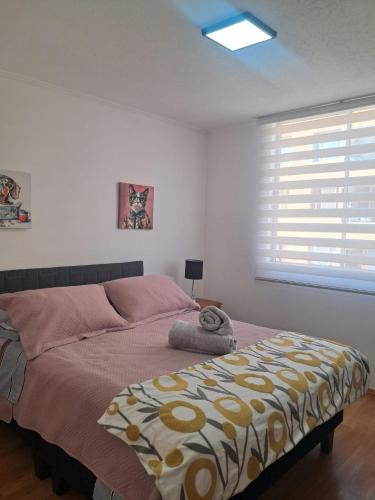 a bedroom with a bed and a window at Moderno Depto 1D con Estacionamiento Gratis Ideal Trabajo in Antofagasta