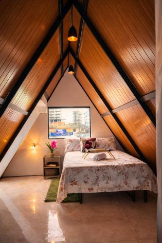 a bedroom with a bed in a attic at Hotel Pousada Chalé Do Rei in Porto Belo