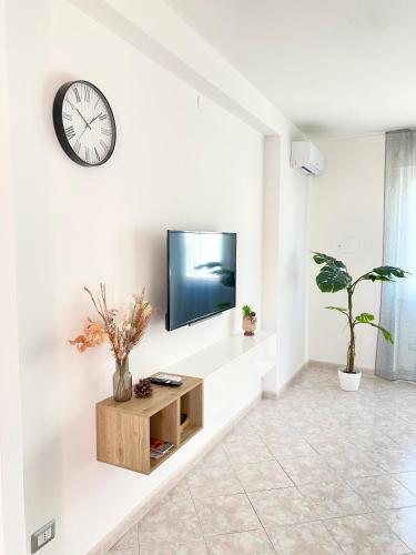a living room with a tv on a white wall at Alguer Zizì in Alghero