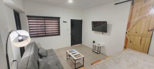 a living room with a couch and a tv at Reforma 30 D1 El corazon de Xalapa a tus pies in Xalapa