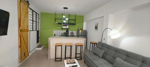 a living room with a couch and a table at Reforma 30 D1 El corazon de Xalapa a tus pies in Xalapa