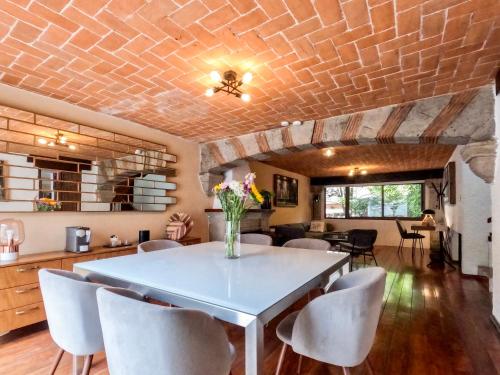a dining room with a white table and chairs at Mi Zona Lodging Coyoacán in Mexico City