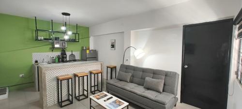 a living room with a couch and a bar at Reforma 30 D1 El corazon de Xalapa a tus pies in Xalapa