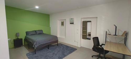 a bedroom with a bed and a desk and a chair at Reforma 30 D1 El corazon de Xalapa a tus pies in Xalapa