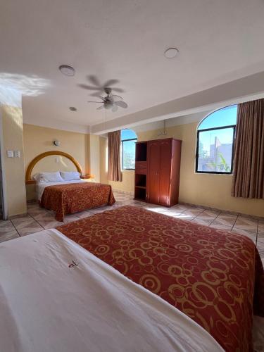 Llit o llits en una habitació de Hotel Central Puebla