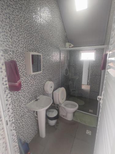 a bathroom with a toilet and a sink at Chalé Arizona in São Roque