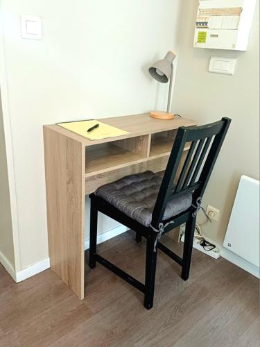 a desk with a chair next to a desk with a lamp at Studio Cosy 32 m2 hyper centre Châlons-en-Champagne in Chalons en Champagne