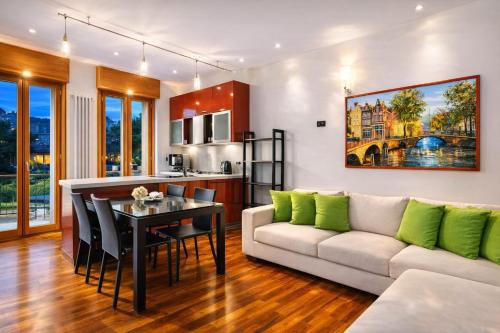 Modern Milan Apartment with Jacuzzi, Terrace and Private Garage