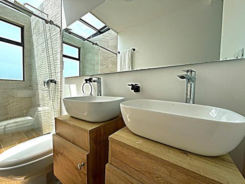a bathroom with a sink and a tub and a toilet at Villa adhara in Quimbaya