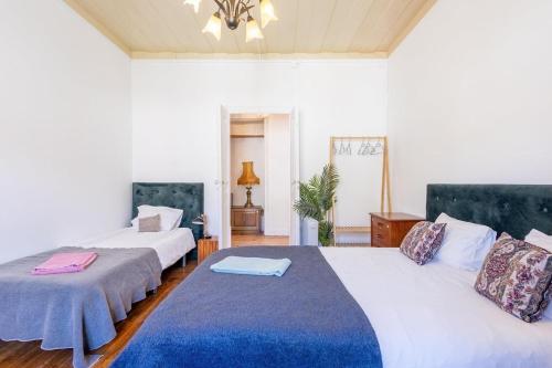 two beds in a room with two beds sidx sidx sidx at Salvaterra de Magos in Salvaterra de Magos