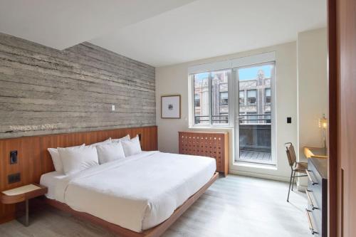Säng eller sängar i ett rum på Hotel Henri NY