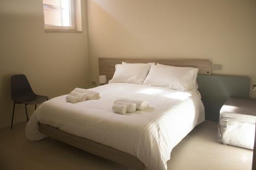 a bedroom with a bed with two towels on it at Appartamento PALE 2 posti letto in Pale