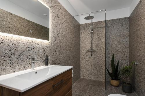 Un baño con lavabo blanco y ducha. en Stracta Hotel Mosfell, en Hella