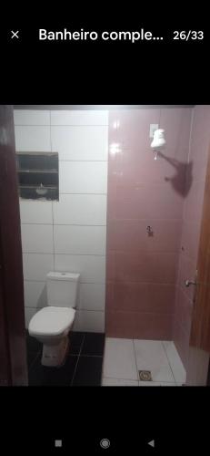 a bathroom with a toilet and a shower at Recanto do Garças in Aragarças