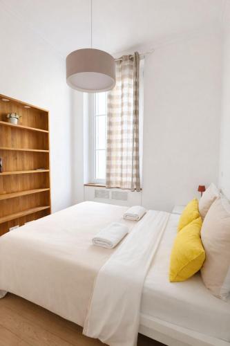 Old Town Antibes Apartment with AC 320m from Beach