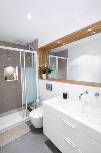 Old Town Antibes Apartment with AC 320m from Beach