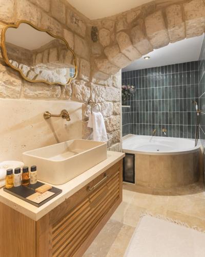 a large bathroom with a sink and a tub at המילטון 2 - Hamilton 2 in Safed