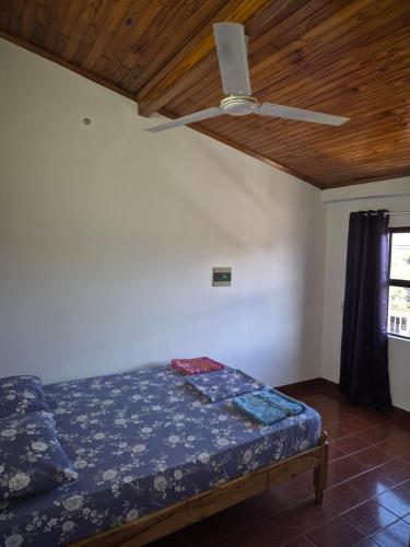a bedroom with a bed and a ceiling fan at Dos habitaciones Cómodo Residencia in Encarnación