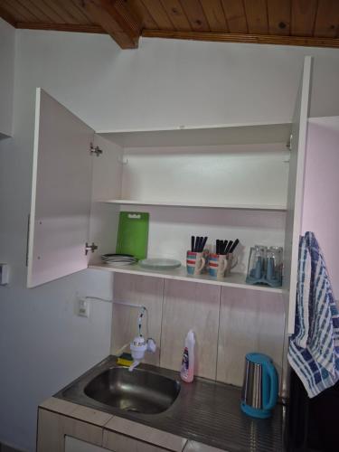 a kitchen with a sink and a counter top at Dos habitaciones Cómodo Residencia in Encarnación