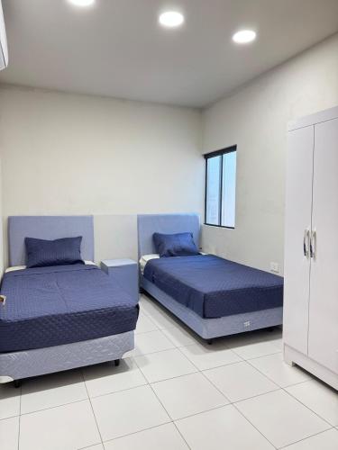 Un pat sau paturi într-o cameră la Encarnación Beach Duplex