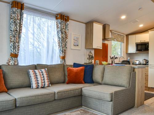 a living room with a couch and a kitchen at Willow - Uk36374 in Westward