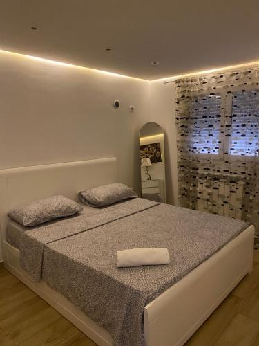 een witte slaapkamer met een bed en een douche bij Infinity Alger in Alger