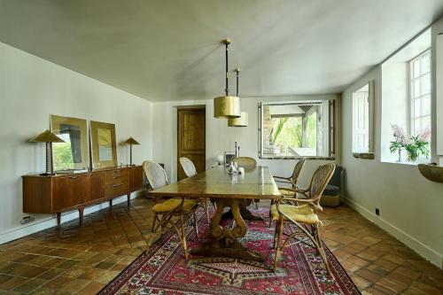 Charming house في Ury: غرفة طعام بها طاولة وكراسي خشبية